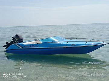 Motoscafo con motore e carrello d'alaggio