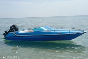 Motoscafo con motore e carrello d'alaggio