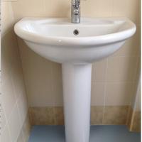 Lavabo completo di rubinetto