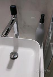 Miscelatore a collo alto e lavabo da appoggio