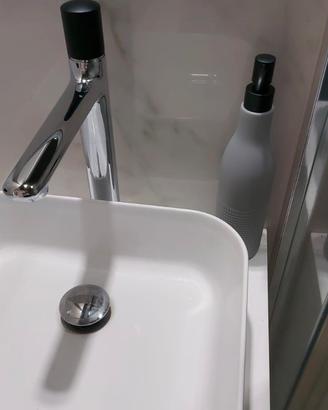Miscelatore a collo alto e lavabo da appoggio