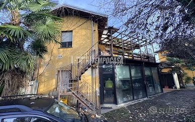 VILLA SINGOLA IN PIENO CENTRO