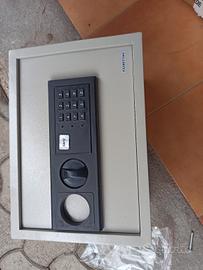cassaforte con conbinazione e chiave