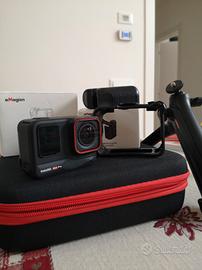 insta 360 ace pro con accessori 