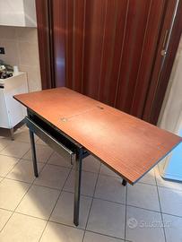 Tavolo pieghevole con struttura in metallo