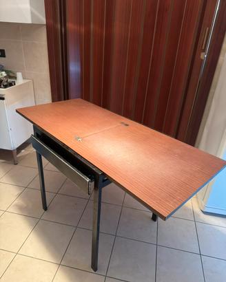 Tavolo pieghevole con struttura in metallo