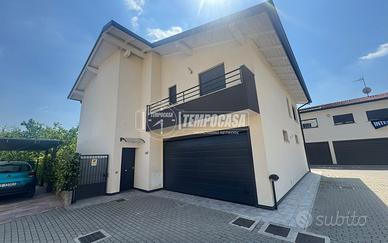 Moderno quadrilocale duplex con giardino privato e