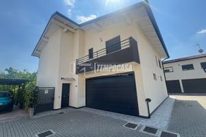 Moderno quadrilocale duplex con giardino privato e