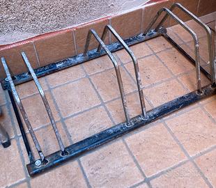 Rastrelliera per biciclette in metallo con piedini