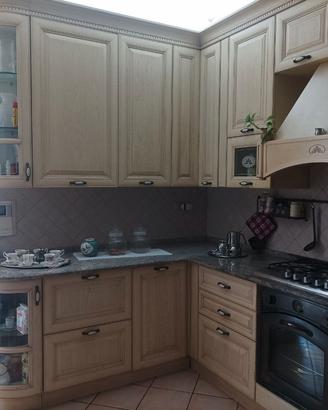 Cucina angolare con piano in Marmo