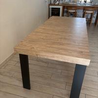 tavolo in legno e acciaio