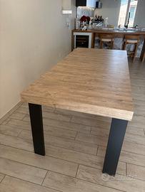 tavolo in legno e acciaio