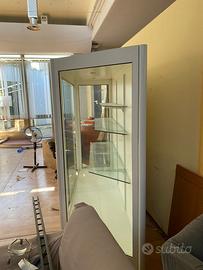 Vetrina bianca con scaffali e luci