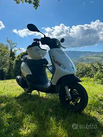 Scooter piaggio zip 2024