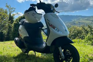 Scooter piaggio zip 2024