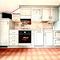 Cucina Scavolini in legno con tavolo e sedie