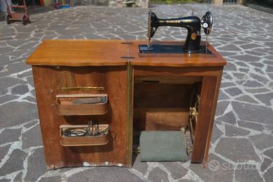 Macchina per cucire SINGER con mobile