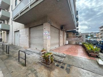 Negozio angolare con 4 vetrine, zona residenziale