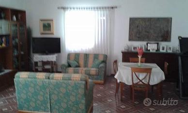 2 divani uguali.
