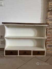 Scaffale pensile in legno shabby con cassetti