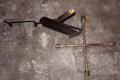 cric e chiave auto universale + spazzola Bosch 