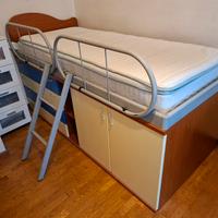 letto rialzato con scaletta e sponde