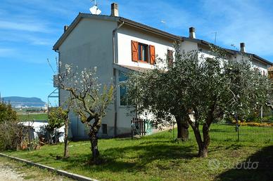 Villetta a schiera di testa con vista mare