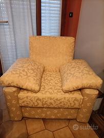 poltrona colore dorato