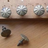 8 vecchie maniglie a pomello in ottone con viti -