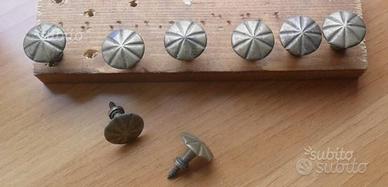 8 vecchie maniglie a pomello in ottone con viti -