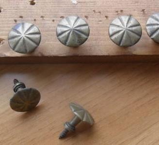 8 vecchie maniglie a pomello in ottone con viti -