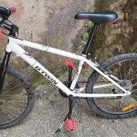 Bicicletta mountain bike BTwin 