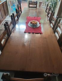 Tavolo in legno massello con sedie 