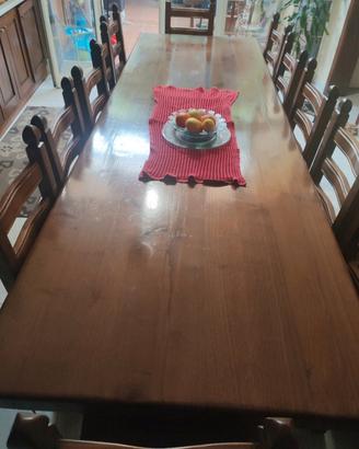 Tavolo in legno massello con sedie 