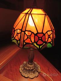 lampada da tavolo stile Tiffany 