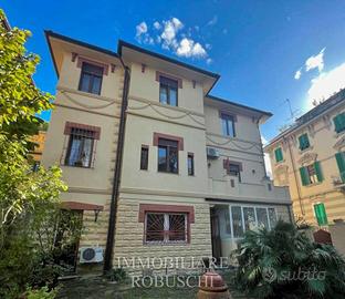 Villa di 350 m² con più di 5 locali e box auto a F