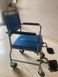 Sedia a rotelle con wc .