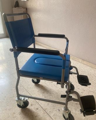 Sedia a rotelle con wc .
