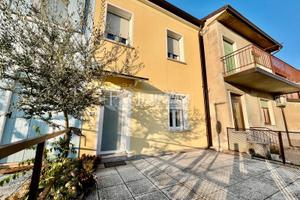 VILLETTA A SCHIERA RISTRUTTURATA CON DEPENDENCE