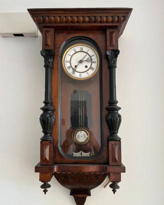 Orologio antico a pendolo