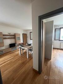 Trilocale con giardino su tre lati