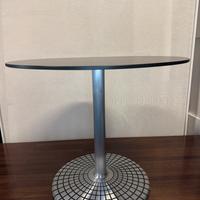 Tavolo modello Desco di Zanotta