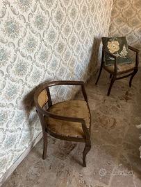 Poltroncine d’epoca in legno con tessuto damascato