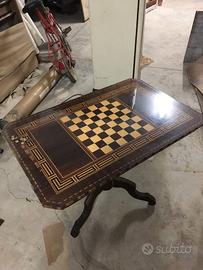 Tavolino da gioco intarsiato con scacchiera 