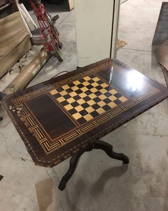 Tavolino da gioco intarsiato con scacchiera 