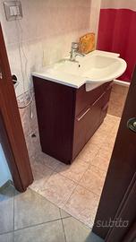 Lavabo con mobile in legno per bagno