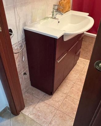 Lavabo con mobile in legno per bagno