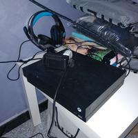 xbox one x 1tb,2 joystick, cuffie,giochi 