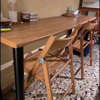 Tavolo in legno con sedie