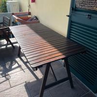 Tavolo in legno da esterni